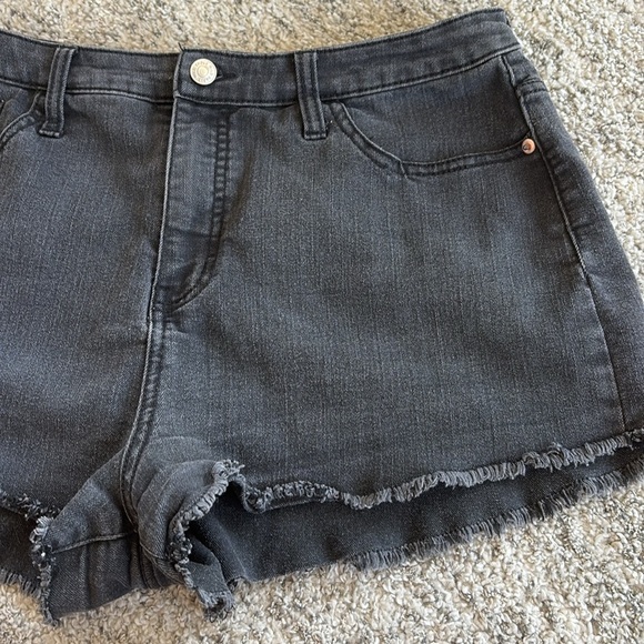 Women's Black Denim Shorts
2front/ 2back pockets
zip and button front closure - Picture 5 of 10
